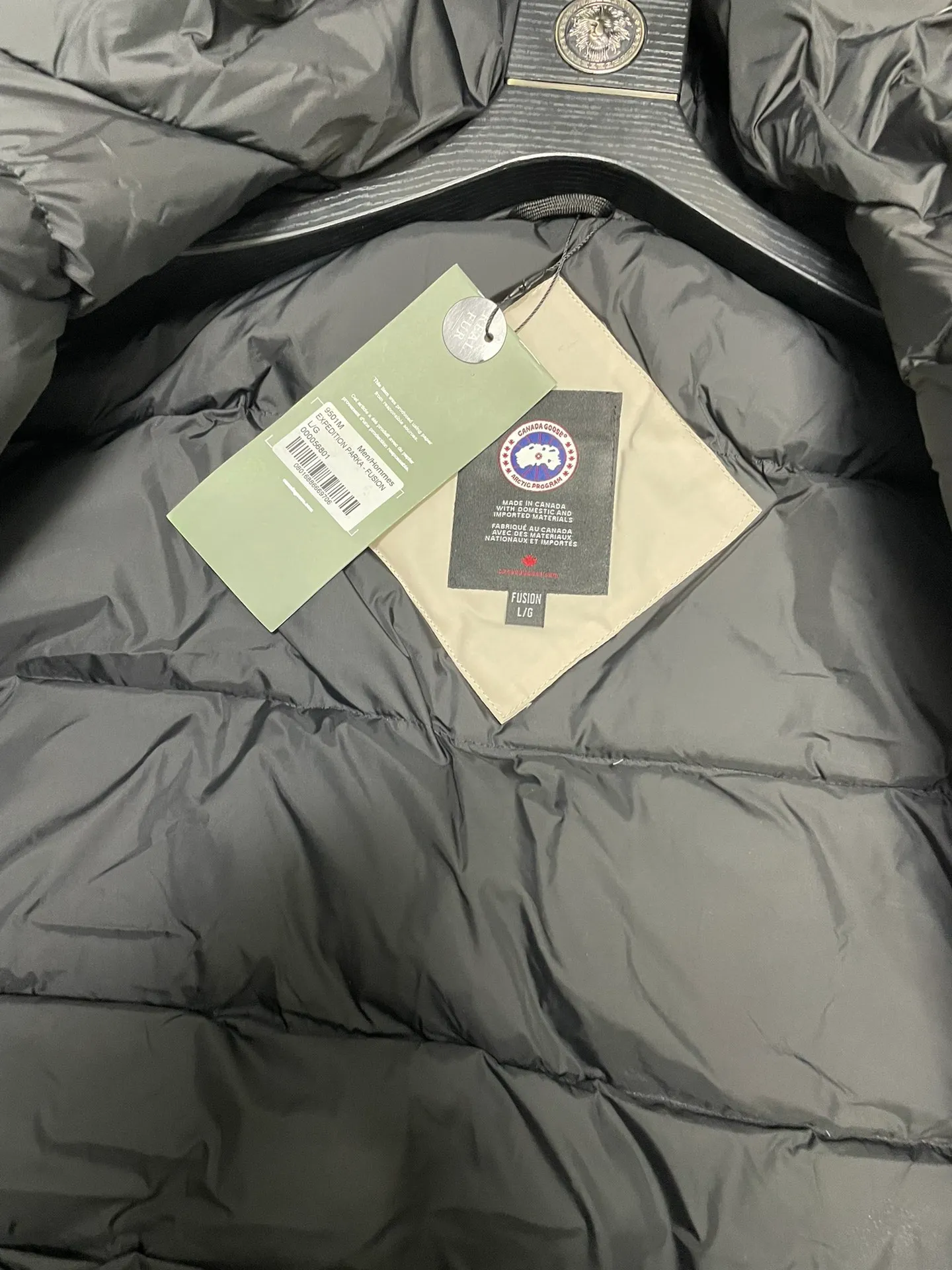 P1060 CANADA GOOES 🇨🇦ⒿⓅⓈ manufactures 10 models of snow curse men and women couples. Factory direct supply: supplying global purchasing agents, micro-business, entities, Tmall, high-end stalls and studio cooperation, free shipping! There are 10 types of Canada Goose Snow Mantra parkas for men and women, the Rolls-Royce of down jackets. ➖ Industry-leading anti-counterfeiting chip sensing. ➖ Imported Behringer embroidery machines and customized embroidery labels, the highest level and industry leading. ➖ Imported Korean 21-count polyester-cotton blended original fabric, TC85 waterproof coated fabric, water-repellent, windproof and wear-resistant. ➖ The new national standard 90 white duck down has an average down filling of 300 grams. The amount of down filling is industry-leading. ➖ 100% nylon lining with double double-layer sealing design to prevent velvet running, and seamless thread design on the cuffs! ➖ Yoshida YKK provides original factory-customized electroplated sliders. YKK two-way lockable zippers are tight and smooth and do not peel off paint. ➖ 3M composite Velcro is durable and the accessories and hardware are all custom-made. Note: Our copywriting is only simple and clear. Instead of bragging about the copywriting, it is better to compare and understand with samples. Only for the purest goose, the most dedicated, the most professional, the highest quality, the highest cost performance! SIZE:XS-XXL [with size chart]